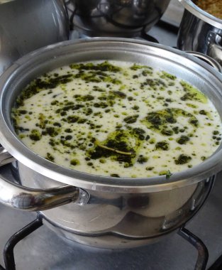 Türk usulü plato çorbası, yoğurt çorbası, naneli yoğurt çorbası.,