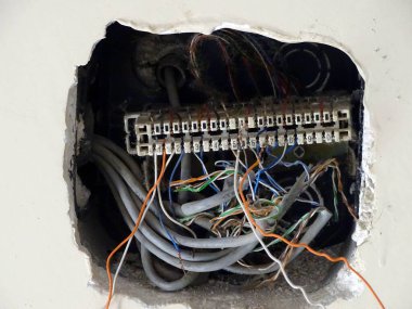 Bina, internet paneli ve kabloların internet dağıtım ağı,