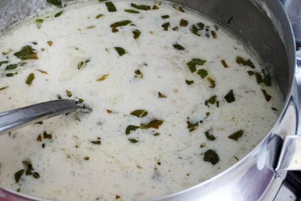 トルコ風の高原スープ 緊張したヨーグルトで作られたスープ ミントで作られたヨーグルトスープ — ストック写真