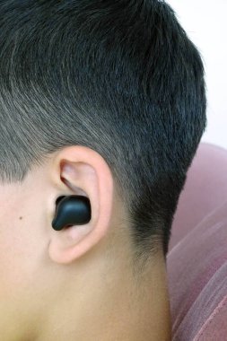 Bluetooth kulaklıkla müzik dinlemek, kulaklıkta bluetooth kulaklık.,
