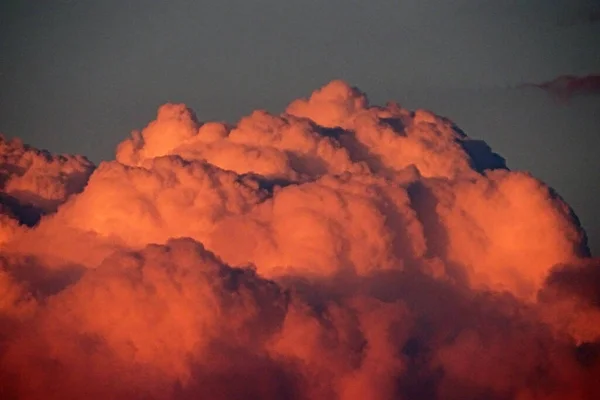 濃い雲の水たまり 重い雲 赤い雲と日没時の空 — ストック写真