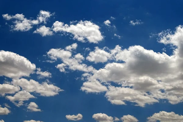 Μπλε Ουρανός Και Λευκά Clusters Σύννεφο Σύννεφα Ενδιαφέροντα Σχήματα Συννεφιασμένο — Φωτογραφία Αρχείου