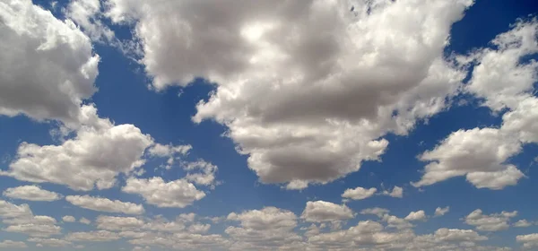 Blauer Himmel Und Weiße Wolkenhaufen Wolken Von Interessanten Formen Bewölkter — Stockfoto