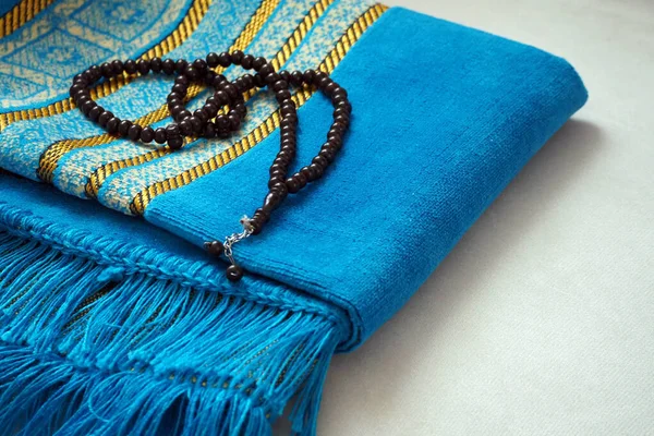 Dua paspası ve tespih yere serildi, İslam 'da dua halısı serildi.,
