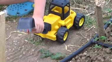 Çocuk bahçede toprakla oynuyor, çocuk toprakla oynuyor.,