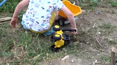 Çocuk bahçede toprakla oynuyor, çocuk toprakla oynuyor.,