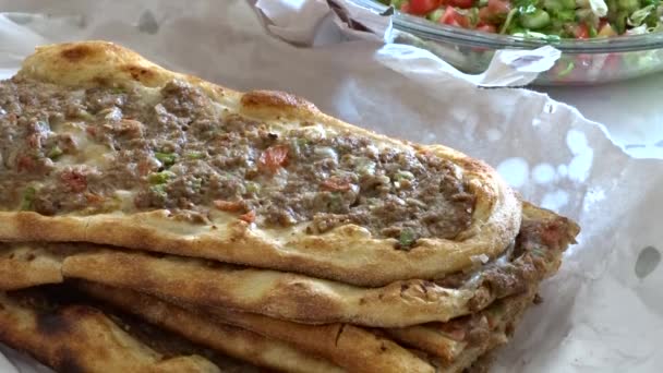 Eine Familie Isst Fleischbrot Pide Nach Türkischer Art Mit Fleisch — Stockvideo