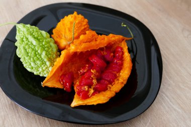 Momordica charantia (Anne kavun) meyvesi ve tohumları,