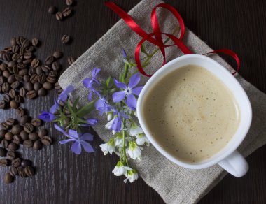 Eski ahşap masa Kızıl Kahve ve bahar çiçekleri