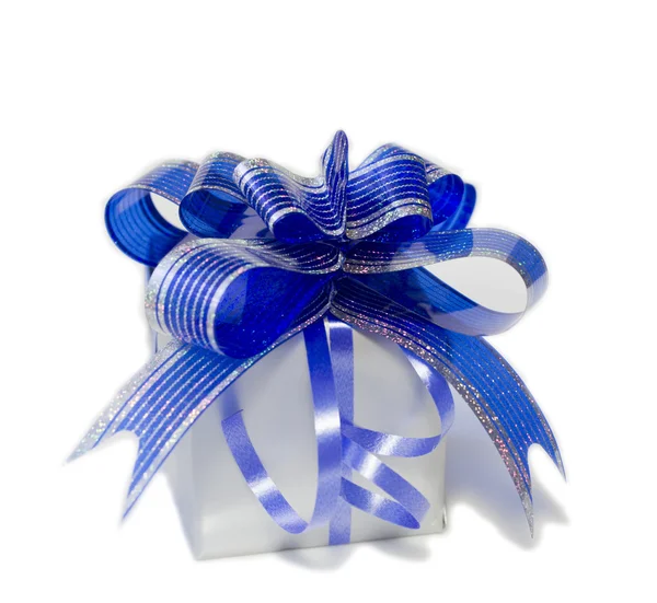 Срібна подарункова коробка з синьою стрічкою — стокове фото