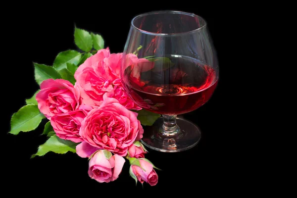 Розовое вино в стаканах и розовых розах — стоковое фото