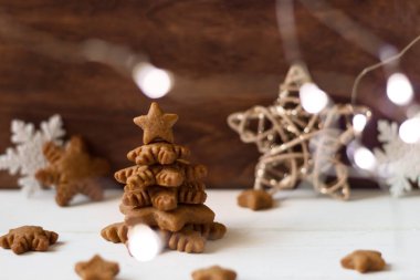 Zencefilli kurabiyeden yapılmış Noel ağacı, Bokeh ışıkları, altın yıldız, kar taneleri, şenlikli süslemeler ya da Noel arkaplanı