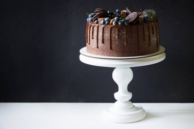 Böğürtlenli çikolatalı pasta, siyah arka plan.