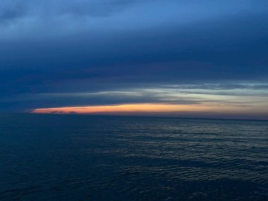 sabah deniz üzerinde gün batımı 