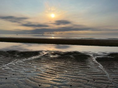 sabah deniz üzerinde gün batımı 