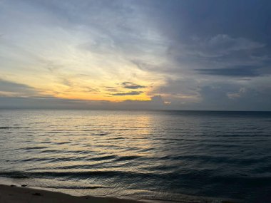 Sabah deniz ve kumsal.