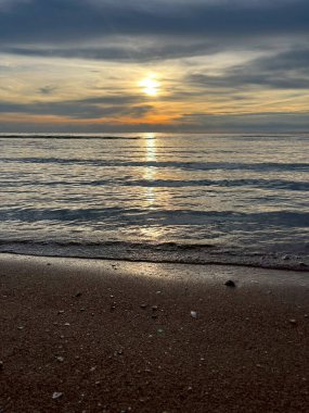 Sabah deniz ve kumsal.