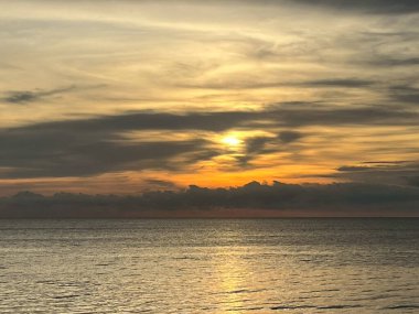 Sabah deniz ve kumsal.