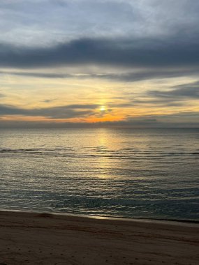 Sabah deniz ve kumsal.