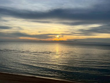 Sabah deniz ve kumsal.