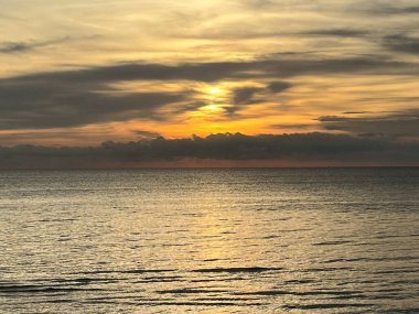 Sabah deniz ve kumsal.