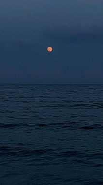 Deniz ve ay.