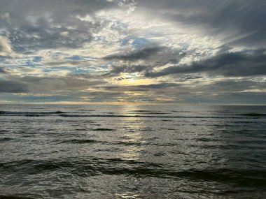  Sabah deniz ve kumsal.