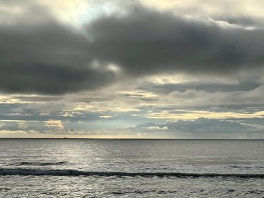  Sabah deniz ve kumsal.