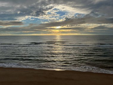  Sabah deniz ve kumsal.