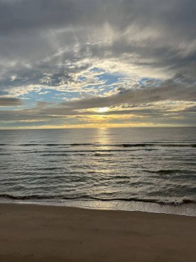  Sabah deniz ve kumsal.