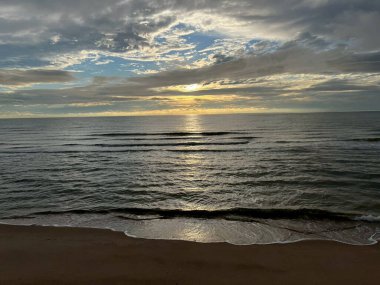  Sabah deniz ve kumsal.