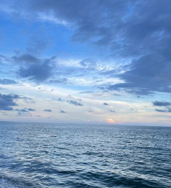 Ege ve mavi gökyüzü