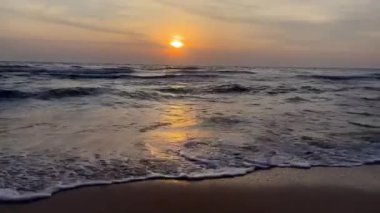  Sabah deniz ve kumsal.