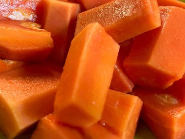 arkaplandaki papaya dilimleri