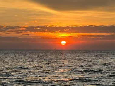  Deniz, kum, sabah ışığı. 