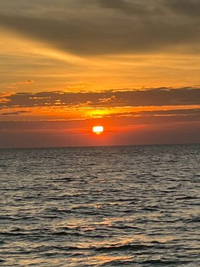  Deniz, kum, sabah ışığı. 