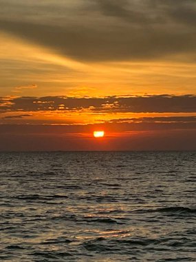  Deniz, kum, sabah ışığı. 