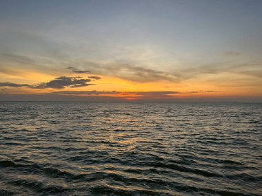  Deniz, kum, sabah ışığı. 