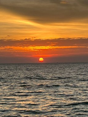  Deniz, kum, sabah ışığı. 