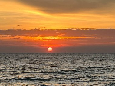  Deniz, kum, sabah ışığı. 