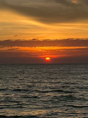  Deniz, kum, sabah ışığı. 