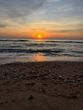 Deniz, kum ve sabah dalgalar, güneş ışığı. 