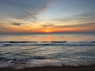 Deniz, kum ve sabah dalgalar, güneş ışığı. 