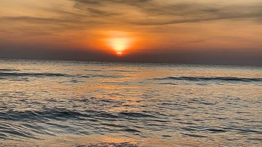 Deniz, kum ve sabah dalgalar, güneş ışığı. 