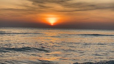 Deniz, kum ve sabah dalgalar, güneş ışığı. 