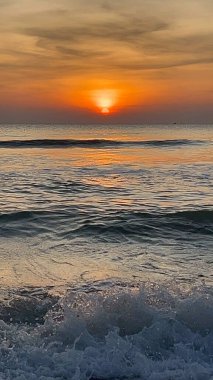 Deniz, kum ve sabah dalgalar, güneş ışığı. 