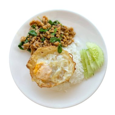 Tavuk fesleğenli kızarmış pilav ve sahanda yumurta.