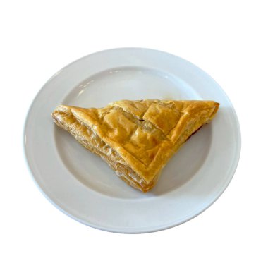 Ton balıklı pasta beyaz arka plan üzerinde