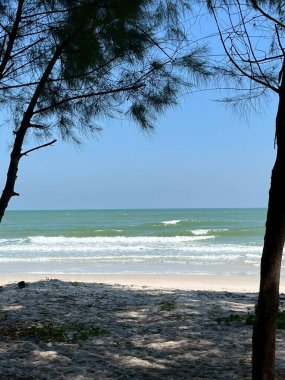 Deniz ve kumsal mavi gökyüzüne sahiptir.