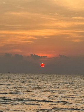 Sabah deniz ve kumsal.